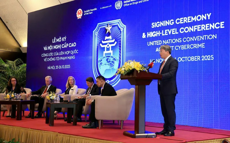 Bộ trưởng Bộ Tư pháp Nguyễn Hải Ninh trao đổi về thực tế bảo vệ công dân trong kỷ nguyên chuyển đổi số, góc nhìn từ Việt Nam. Bo truong nguyen hai ninh cong uoc Ha noi 1.jpg