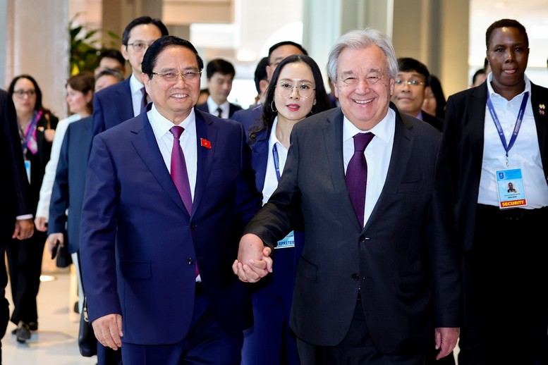 Thủ tướng Phạm Minh Chính và Tổng Thư ký Liên Hợp Quốc António Guterres tới dự họp báo về Lễ mở ký và Hội nghị cấp cao Công ước của Liên Hợp Quốc về chống tội phạm mạng
