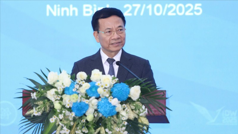 Bộ trưởng Nguyễn Mạnh Hùng phát biểu tại Hội nghị bàn tròn cấp bộ trưởng về quản trị trí tuệ nhân tạo. Bo truong Nguyen manh hung.jpg