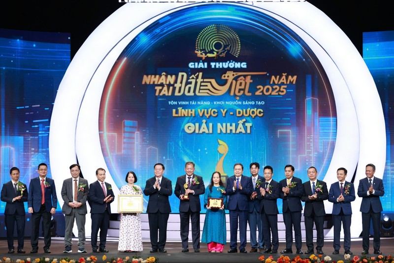 Chủ tịch Quốc hội Trần Thanh Mẫn, Trưởng Ban Tuyên giáo và Dân vận Trung ương Nguyễn Trọng Nghĩa trao giải Nhất cho Nhóm tác giả TS.BS Dương Đức Hùng và cộng sự, Bệnh viện Hữu nghị Việt Đức. Chủ tich man trao 1 giải.jpg