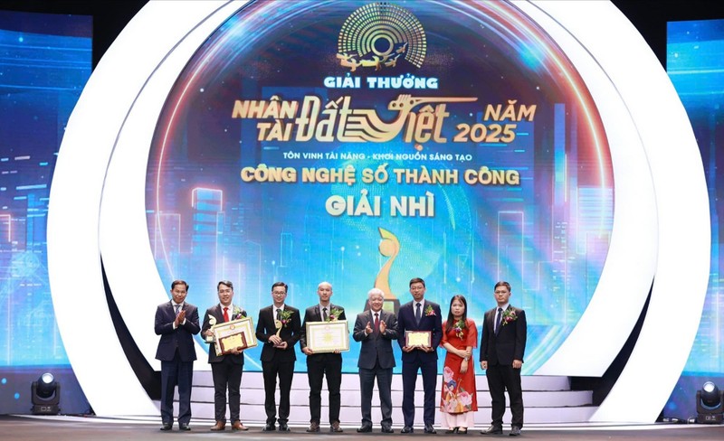 Nhóm tác giả của Hệ sinh thái thiết bị đầu cuối mạng viễn thông thế hệ mới XGS-PON Wi-Fi7 (Công ty Cổ phần Công nghệ Công nghiệp Bưu chính Viễn thông) nhận giải. giải nhi cong nghe so.jpg