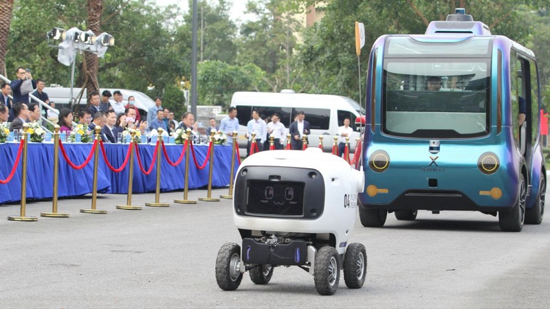 Màn trình diễn công nghệ ngoài trời giới thiệu các sản phẩm và giải pháp đổi mới sáng tạo trong lĩnh vực chuyển đổi số và AI của các doanh nghiệp công nghệ Việt Nam. trinh dien cong nghe 1.jpg