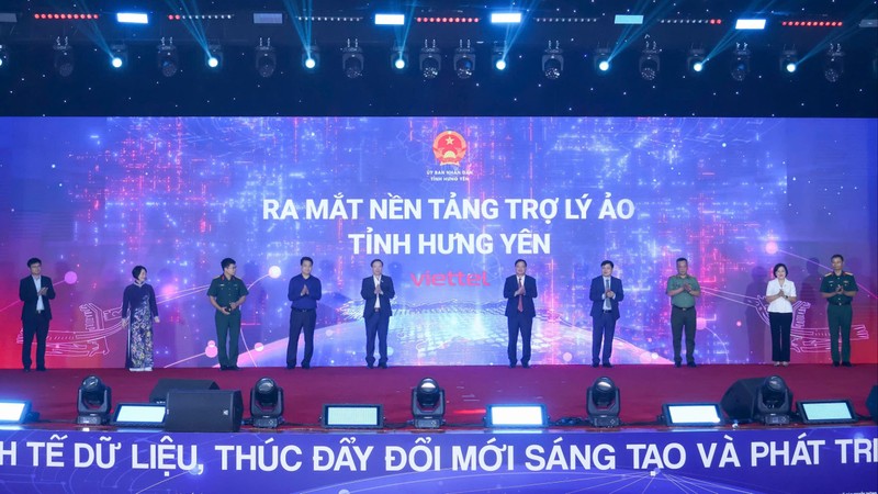 UBND tỉnh Hưng Yên và Viettel ra mắt và thí điểm sử dụng Trợ lý ảo cán bộ công chức. Ảnh - Ra mắt và đưa vào thí điểm sử dụng Trợ lý ảo cán bộ công chức tỉnh Hưng Yên.jpg