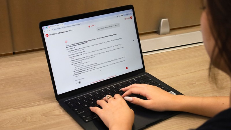 Đánh giá sơ bộ, Trợ lý ảo có thể rút ngắn từ 30 – 50% thời gian thực hiện các công việc hành chính, tra cứu và soạn thảo văn bản. Ảnh - Sử dụng Trợ lý ảo hỗ trợ cán bộ công chức tỉnh Hưng Yên.jpg