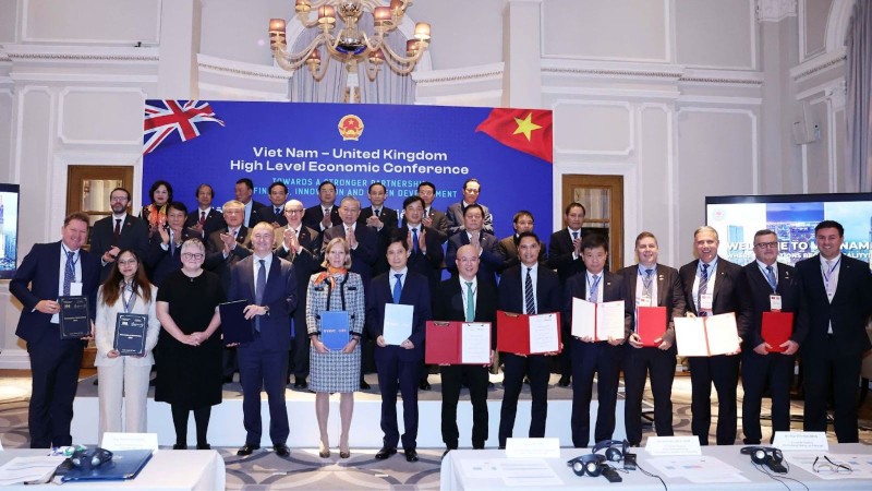 Ông Phạm Minh Tuấn, Phó Tổng giám đốc Tập đoàn FPT (đứng thứ 5 từ phải sang), ông Mark Lloyd Scrivens, Giám đốc FPT Vương quốc Anh, Tập đoàn FPT (đứng thứ 4 từ phải sang) và ông Todd L. Kline, Chủ tịch phụ trách thương mại của CLB Chelsea (đứng thứ 3 từ phải sang) trao thỏa thuận hợp tác trước sự chứng kiến của Tổng Bí thư. 