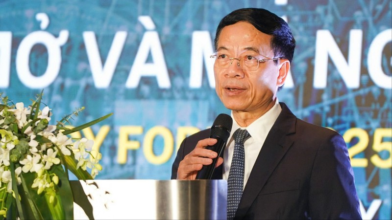 Bộ trưởng Nguyễn Mạnh Hùng khẳng định nhiều quốc gia đã tuyên bố chỉ mua công nghệ khi công nghệ là mở, nhất là khi các công nghệ đó dùng để xây dựng các hạ tầng nền tảng trọng yếu quốc gia.