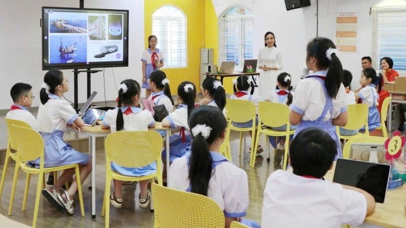 giao vien huong dan hoc sinh su dung AI co trach nhiem.jpg