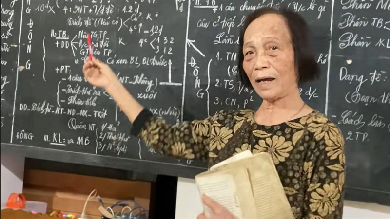 Cô giáo Ngô Thúy Trình giảng bài bên chiếc bảng đen gắn bó gần 30 năm.
