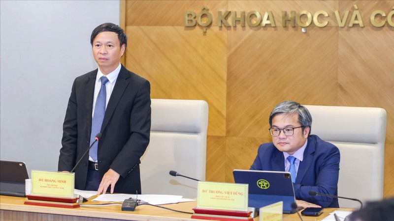 Thứ trưởng Bộ KH&CN Hoàng Minh và Phó Chủ tịch UBND thành phố Hà Nội Trương Việt Dũng đồng chủ trì cuộc họp báo.