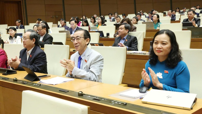 Các đại biểu tham gia phiên họp thông qua Luật Chuyển đổi số.