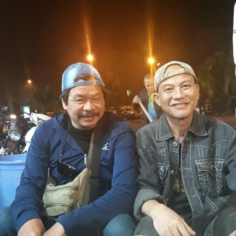 Hai người bạn mới quen, thuộc thế hệ thứ ba, nhà báo Hoàng Ngọc (Huỳnh Phan - trái) và nghệ sĩ guitar Cao Xuân Minh - ảnh Huỳnh Phan Hai người bạn mới quen, thuộc thế hệ thứ ba, nhà báo Hoàng Ngọc (Huỳnh Phan - trái) và nghệ sĩ guitar Cao Xuân Minh - ảnh Huỳnh Phan