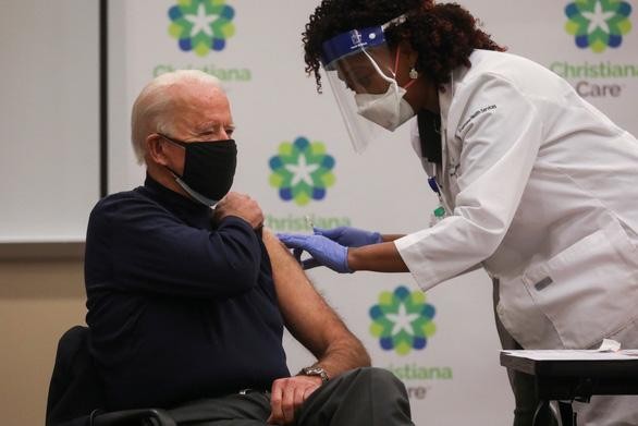 Joe Biden tiêm phòng Covid, và kêu goi người dân Mỹ noi gương ông - Ảnh Reuters Joe Biden tiêm phòng Covid, và kêu goi người dân Mỹ noi gương ông - Ảnh Reuters