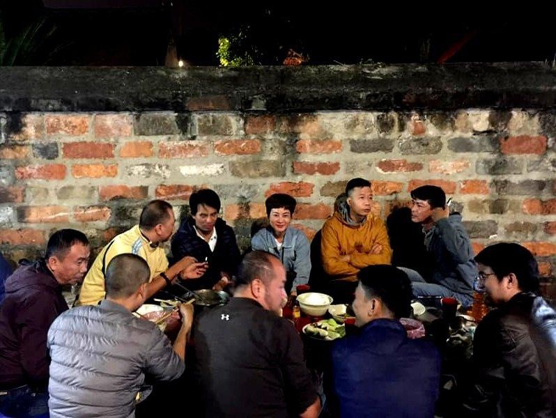 Hiền Lương bên các nam họa sĩ đồng nghiệp trong cuộc vui bên lề triển lãm. Ảnh do nhân vật cung cấp. Hiền Lương bên các nam họa sĩ đồng nghiệp trong cuộc vui bên lề triển lãm. Ảnh do nhân vật cung cấp.