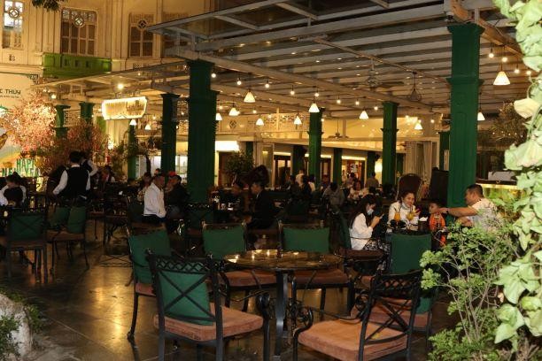 Quán cà phê ở vị trí của CLB Thống Nhất cũ bình thường đông người, tối 30 Tết cũng ít khách. Quán cà phê ở vị trí của CLB Thống Nhất cũ bình thường đông người, tối 30 Tết cũng ít khách.