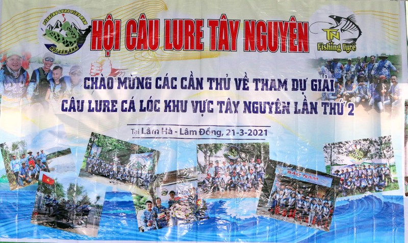 Anh ta giải thích với chúng tôi rằng đây là cuộc thi lần thứ 4 đối với các cần thủ trên toàn quốc, và cuộc thi thứ hai trên đất Tây Nguyên. Anh ta giải thích rằng từ khi dính dịch Covid từ đầu năm 2020, các hoạt động thể thao trên toàn quốc hầu như bị cấm, ngay cả các trận bóng đá cũng có khi diễn ra mà không có người xem. Riêng trên đất Lâm Đồng này, suốt hai kỳ cách ly trên toàn quốc, không có một ca nào dính Covid, vì vậy giải thi câu cá lóc của các cần thủ được phép diễn ra khá dễ dàng. Anh ta giải thích với chúng tôi rằng đây là cuộc thi lần thứ 4 đối với các cần thủ trên toàn quốc, và cuộc thi thứ hai trên đất Tây Nguyên. Anh ta giải thích rằng từ khi dính dịch Covid từ đầu năm 2020, các hoạt động thể thao trên toàn quốc hầu như bị cấm, ngay cả các trận bóng đá cũng có khi diễn ra mà không có người xem. Riêng trên đất Lâm Đồng này, suốt hai kỳ cách ly trên toàn quốc, không có một ca nào dính Covid, vì vậy giải thi câu cá lóc của các cần thủ được phép diễn ra khá dễ dàng.