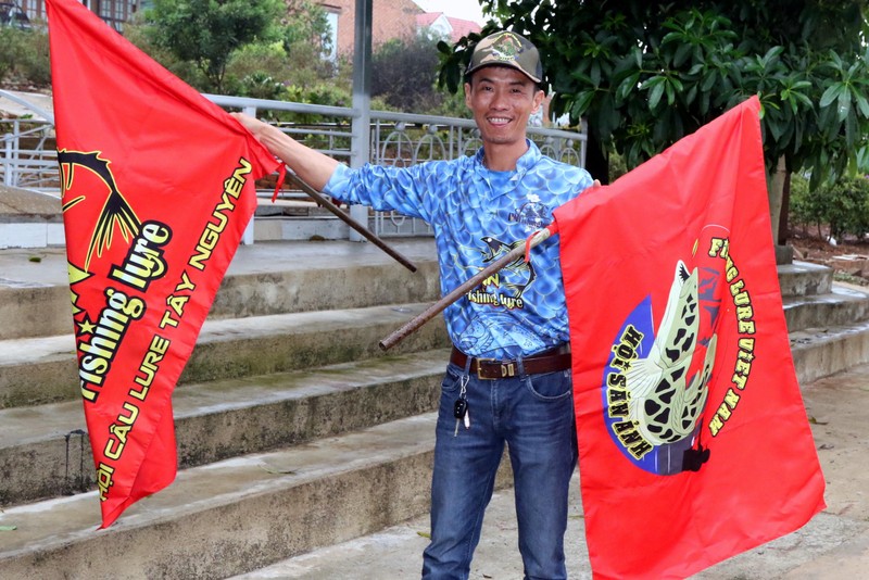 Sáng sớm, Chủ tịch Hội Cần thủ Tây Nguyên -"Ông già Bảo Nam", như anh tự giới thiệu là bạn bè trong giới cần thủ quen gọi như vậy, phóng xe đưa vợ tới, kiểm tra lần cuối cùng khâu chuẩn bị. "Ông già Bảo Nam" dành cho tôi ít phút phỏng vấn. "Ông già" nói hội của ông thành lập cách đây hơn 4 năm, đầu tiên ở Buôn Ma Thuột, quê hương ông, và phát triển dần ra Tây Nguyên, hiện nay ra toàn quốc. Hội Cần thủ có 4000 ngàn hội viên, trong đó có 200 hội viên là nữ. (Có lẽ Tiến sĩ Khuất Thu Hồng về bình đẳng giới cũng phải lưu tâm đến hội này, vì sao trong một thời gian ngắn như vậy lại thu hút được tới nhiều nữ tham gia đến vậy.) Sáng sớm, Chủ tịch Hội Cần thủ Tây Nguyên -"Ông già Bảo Nam", như anh tự giới thiệu là bạn bè trong giới cần thủ quen gọi như vậy, phóng xe đưa vợ tới, kiểm tra lần cuối cùng khâu chuẩn bị. "Ông già Bảo Nam" dành cho tôi ít phút phỏng vấn. "Ông già" nói hội của ông thành lập cách đây hơn 4 năm, đầu tiên ở Buôn Ma Thuột, quê hương ông, và phát triển dần ra Tây Nguyên, hiện nay ra toàn quốc. Hội Cần thủ có 4000 ngàn hội viên, trong đó có 200 hội viên là nữ. (Có lẽ Tiến sĩ Khuất Thu Hồng về bình đẳng giới cũng phải lưu tâm đến hội này, vì sao trong một thời gian ngắn như vậy lại thu hút được tới nhiều nữ tham gia đến vậy.)