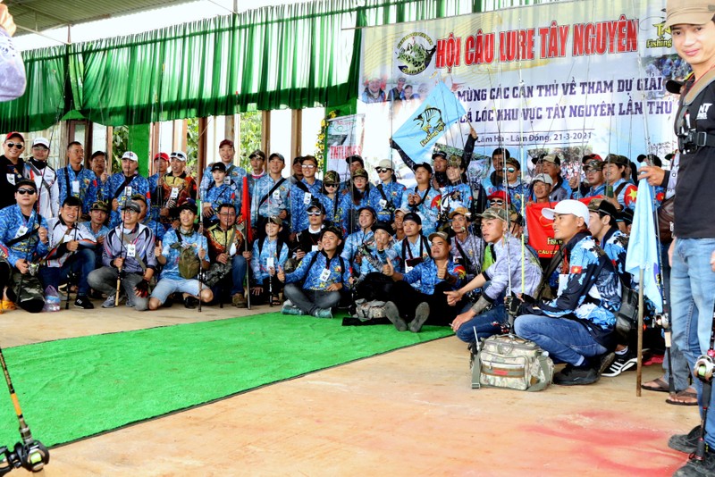 Các cần thủ chụp ảnh lưu niệm tại nơi đã diễn ra lời hướng dẫn thể lệ cuộc thi của Chủ tịch Câu lạc bộ Cần thủ Nam Ban, người hôm qua gặp chúng tôi khi đến kiểm tra lần cuối việc chuẩn bị, và lời chúc thi đấu tốt của "Ông già Bảo Nam", và nơi sẽ diễn ra lễ trao các cúp sau khi thi đấu. "Ông già Bảo Nam" cho biết các cần thủ làm nhiều nghề khác nhau, người doanh nghiệp, người bác sĩ, người là sinh viên, thậm chí có cả học sinh phổ thông nữa. Họ tham gia vì nhu cầu câu cá lóc, vì vui được đi du lịch, và vì "xả xì trét" nữa. Các cần thủ chụp ảnh lưu niệm tại nơi đã diễn ra lời hướng dẫn thể lệ cuộc thi của Chủ tịch Câu lạc bộ Cần thủ Nam Ban, người hôm qua gặp chúng tôi khi đến kiểm tra lần cuối việc chuẩn bị, và lời chúc thi đấu tốt của "Ông già Bảo Nam", và nơi sẽ diễn ra lễ trao các cúp sau khi thi đấu. "Ông già Bảo Nam" cho biết các cần thủ làm nhiều nghề khác nhau, người doanh nghiệp, người bác sĩ, người là sinh viên, thậm chí có cả học sinh phổ thông nữa. Họ tham gia vì nhu cầu câu cá lóc, vì vui được đi du lịch, và vì "xả xì trét" nữa.