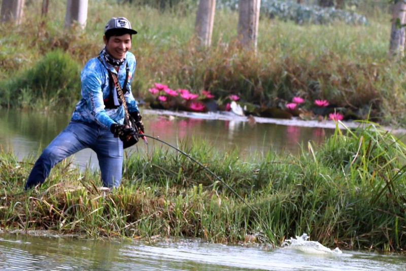 Một cần thủ đã móc được cá lóc... Một cần thủ đã móc được cá lóc...