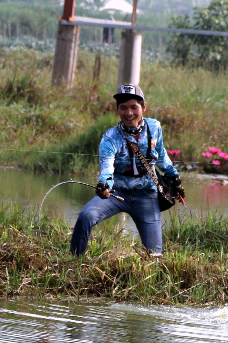 Anh ta đang rê con cá lóc cho mệt trước khi bắt nó. Anh ta đang rê con cá lóc cho mệt trước khi bắt nó.