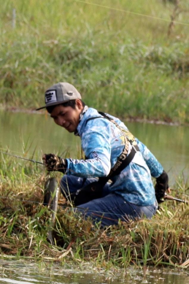 Sau hơn 10 phút, anh ta cũng tóm được con cá lóc. Sau hơn 10 phút, anh ta cũng tóm được con cá lóc.