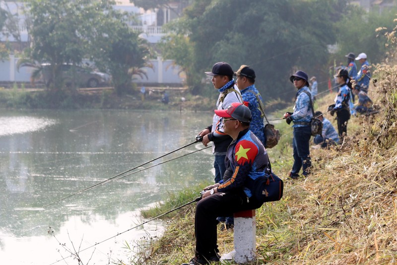 Các cần thủ mà phóng viên ảnh gặp đầu tiên khi bắt đầu cuộc thi câu vẫn kiên trì chờ cá. Các cần thủ mà phóng viên ảnh gặp đầu tiên khi bắt đầu cuộc thi câu vẫn kiên trì chờ cá.