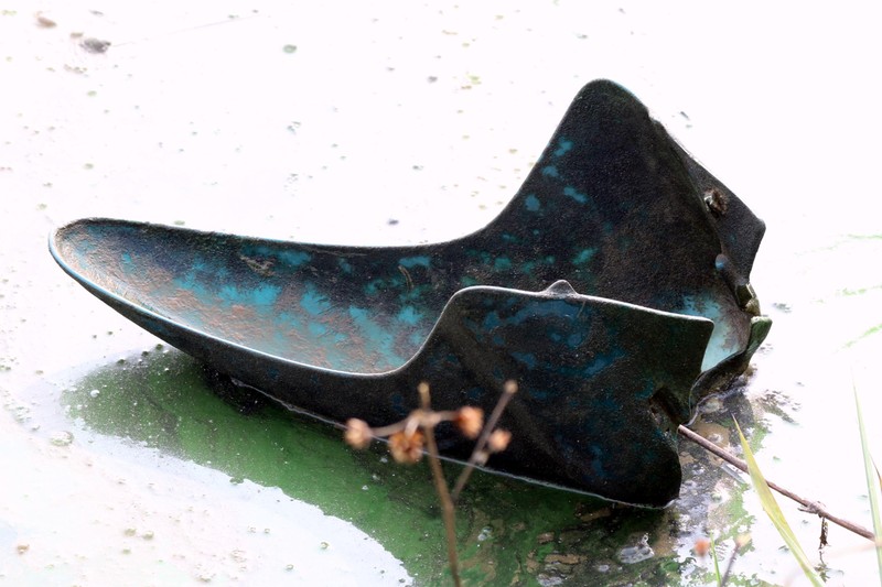 Ngoài chiếc vỏ bao xi măng, họ còn thu thêm được chiến lợi phẩm là chiếc "rè" xe máy. Ngoài chiếc vỏ bao xi măng, họ còn thu thêm được chiến lợi phẩm là chiếc "rè" xe máy.