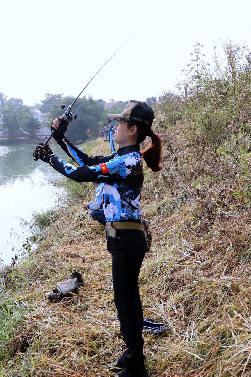 "Nhỏ Nhi" vẫn tiếp tục thay "mồi" và tiếp tục quăng sợi rất đẹp, nhưng cá vẫn chưa mắc mồi. "Nhỏ Nhi" vẫn tiếp tục thay "mồi" và tiếp tục quăng sợi rất đẹp, nhưng cá vẫn chưa mắc mồi.