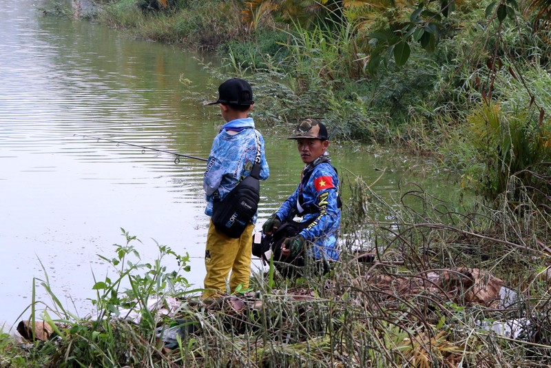 Hai bố con cậu bé thành viên trẻ nhất của hội cần thủ. Cậu bé mới 8 tuổi. Hai bố con cậu bé thành viên trẻ nhất của hội cần thủ. Cậu bé mới 8 tuổi.