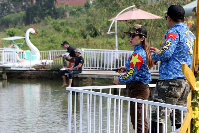 Nữ cần thủ thứ ba, vừa câu vừa được người yêu vuốt tóc. Câu được cá hay không, chắc với cô không quan trọng. Nữ cần thủ thứ ba, vừa câu vừa được người yêu vuốt tóc. Câu được cá hay không, chắc với cô không quan trọng.