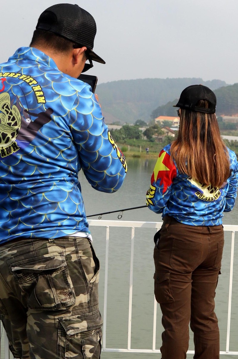 Hết vuốt tóc, anh này còn chụp "trộm" cô nữa. Tôi không tin rằng cô không biết hành động của anh ta. Hết vuốt tóc, anh này còn chụp "trộm" cô nữa. Tôi không tin rằng cô không biết hành động của anh ta.