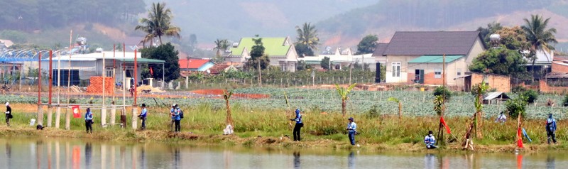 Còn một tiếng trước khi hết giờ. Bên kia hồ, các cần thủ vẫn miệt mài... Còn một tiếng trước khi hết giờ. Bên kia hồ, các cần thủ vẫn miệt mài...