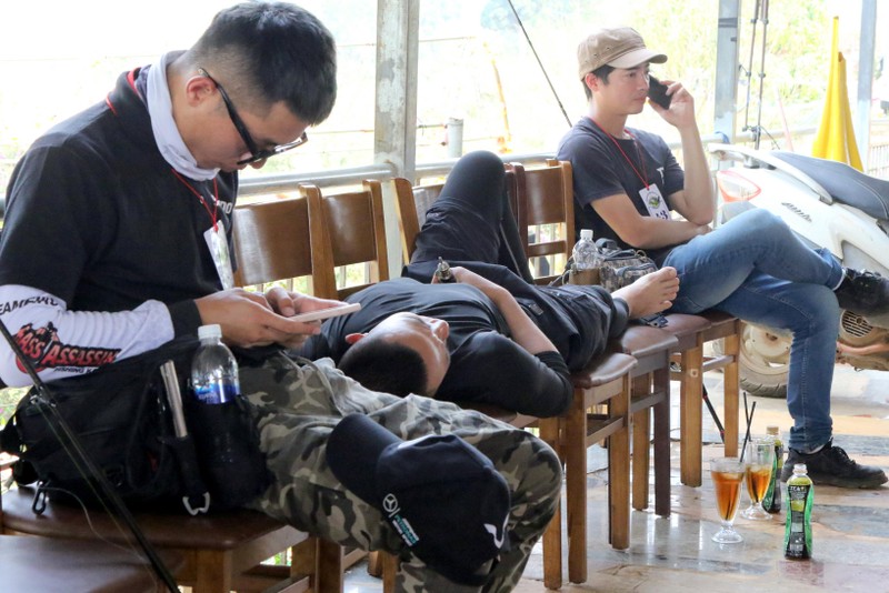 Đội câu Hà Nội cũng chán khi không câu được cá. Nghỉ sớm, lấy sức còn trao giải cho người khác. Đội câu Hà Nội cũng chán khi không câu được cá. Nghỉ sớm, lấy sức còn trao giải cho người khác.