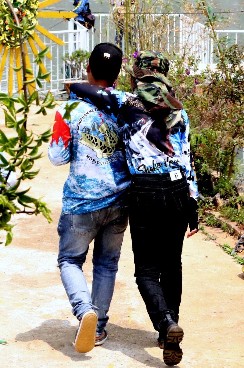 Đã thay hết hộp "mồi" mà cá không chịu cắn, thôi "Nhỏ" đi chơi với bồ. Không có cá thì có bồ, có khi còn vui hơn. Đã thay hết hộp "mồi" mà cá không chịu cắn, thôi "Nhỏ" đi chơi với bồ. Không có cá thì có bồ, có khi còn vui hơn.