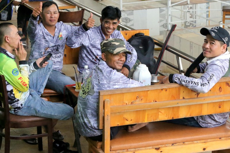 Đội này cũng chán, kéo nhau đi nghỉ sớm. Đội này cũng chán, kéo nhau đi nghỉ sớm.