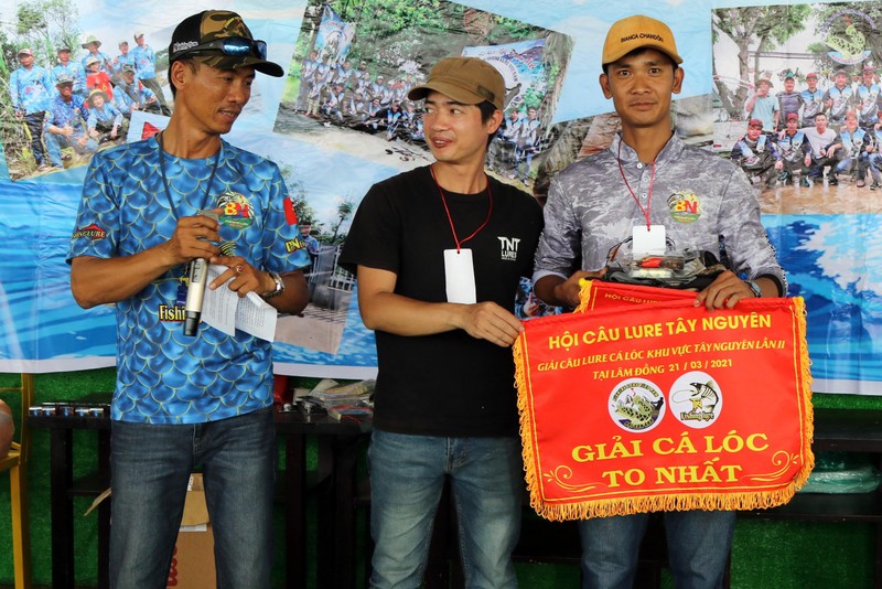 Cần thủ đó đoạt giải "Cá lóc lớn nhất" trong đội Đắc Lắc. Cần thủ đó đoạt giải "Cá lóc lớn nhất" trong đội Đắc Lắc.