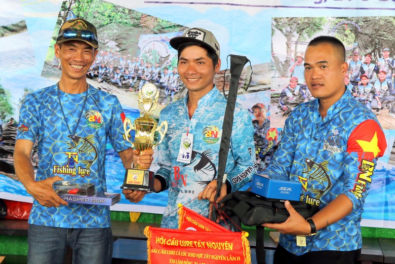 Cần thủ đoạt giải nhất thuộc đội Đắc Nông, được Chủ tịch Hội Cần thủ trực tiếp trao giải. Cần thủ đoạt giải nhất thuộc đội Đắc Nông, được Chủ tịch Hội Cần thủ trực tiếp trao giải.