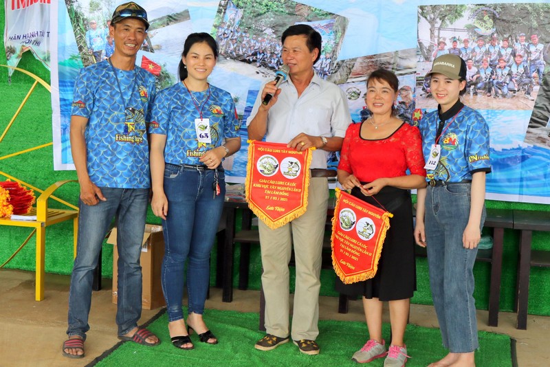 Lương y Nguyễn Trọng Thi và vợ Đào Thị Tám (không mặc đồng phục thi đấu) với tư cách nơi đăng cai cuộc thi. Lương y Nguyễn Trọng Thi và vợ Đào Thị Tám (không mặc đồng phục thi đấu) với tư cách nơi đăng cai cuộc thi.