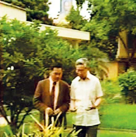 Ông Tôn Lâm nói chuyện với Ngoại trưởng Nguyễn Cơ Thạch. Ảnh nhân vật cung cấp Ông Tôn Lâm nói chuyện với Ngoại trưởng Nguyễn Cơ Thạch. Ảnh nhân vật cung cấp