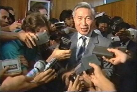 Bộ trưởng Nguyễn Cơ Thạch tại JIM1 (7/1988). Ảnh phóng viên và cameraman Đài THVN Nguyễn Văn Vinh. Bộ trưởng Nguyễn Cơ Thạch tại JIM1 (7/1988). Ảnh phóng viên và cameraman Đài THVN Nguyễn Văn Vinh.