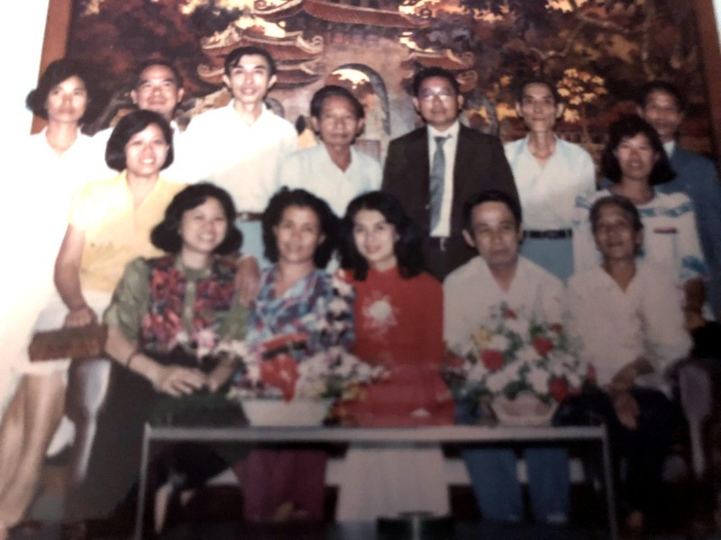 Đại sứ Lê Mai và phu nhân Lê Hoàng Mai cùng anh chị em sứ quán. Copyright Lê Hoàng Mai. Đại sứ Lê Mai và phu nhân Lê Hoàng Mai cùng anh chị em sứ quán. Copyright Lê Hoàng Mai.