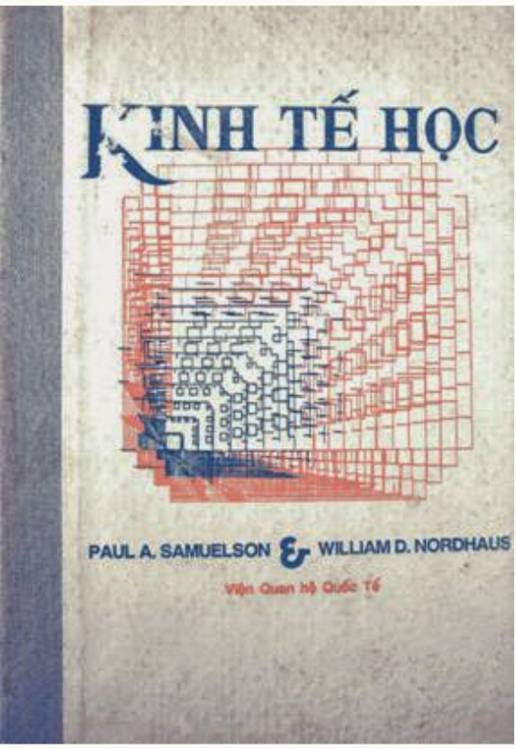 Cuốn &quot;Kinh tế học&quot; do Viện Quan hệ Quốc tế dịch năm 1989, in nội bộ. Ảnh Nguyễn Hồng Minh.