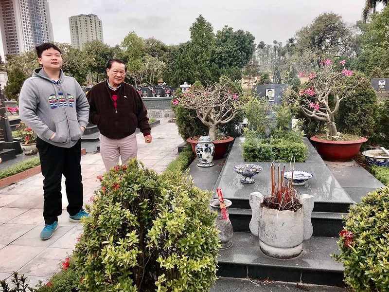 Anh Tôn Lâm và con trai thắp hương cho cố Bộ trưởng Nguyễn Cơ Thạch. Ảnh do nhân vật cung cấp. Anh Tôn Lâm và con trai thắp hương cho cố Bộ trưởng Nguyễn Cơ Thạch. Ảnh do nhân vật cung cấp.
