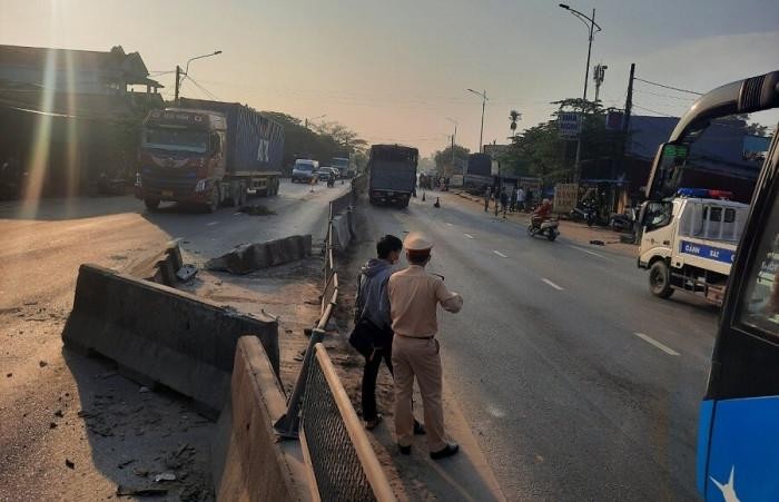 Vị trí dải phân cách ô tô tải đâm trước khi lao vào nhà dân phía trước Vị trí dải phân cách ô tô tải đâm trước khi lao vào nhà dân phía trước