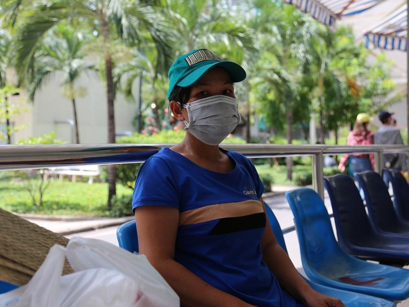 Chị Thu túc trực ở Bệnh viện Chợ Rẫy để lo cho chồng, sáng 6/3 Chị Thu túc trực ở Bệnh viện Chợ Rẫy để lo cho chồng, sáng 6/3