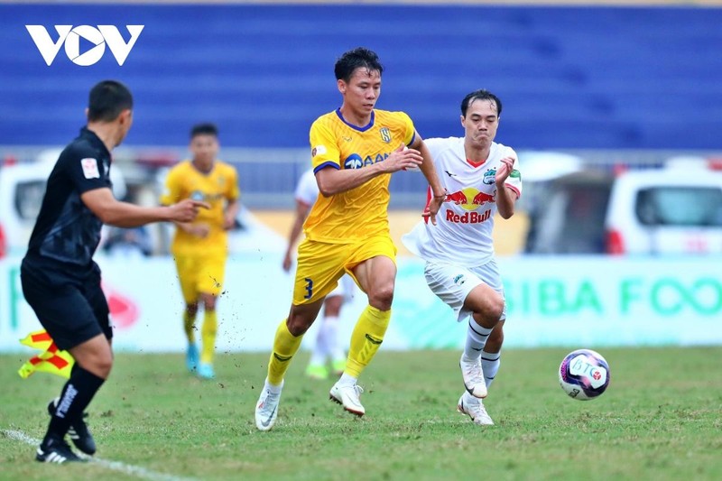 Văn Toàn và các tiền đạo của HAGL bị đối thủ vô hiệu hóa (Ảnh: Hai Tép). Văn Toàn và các tiền đạo của HAGL bị đối thủ vô hiệu hóa (Ảnh: Hai Tép).