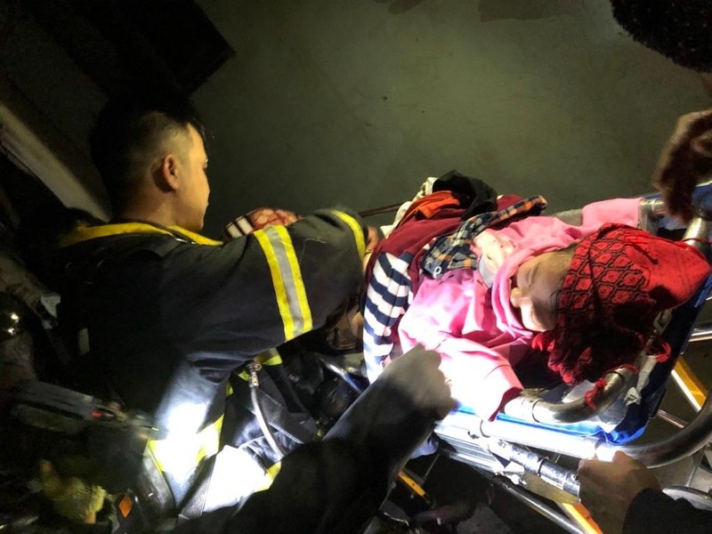 2 cháu nhỏ sau đó được đưa đi bệnh viện vì bỏng 2 cháu nhỏ sau đó được đưa đi bệnh viện vì bỏng