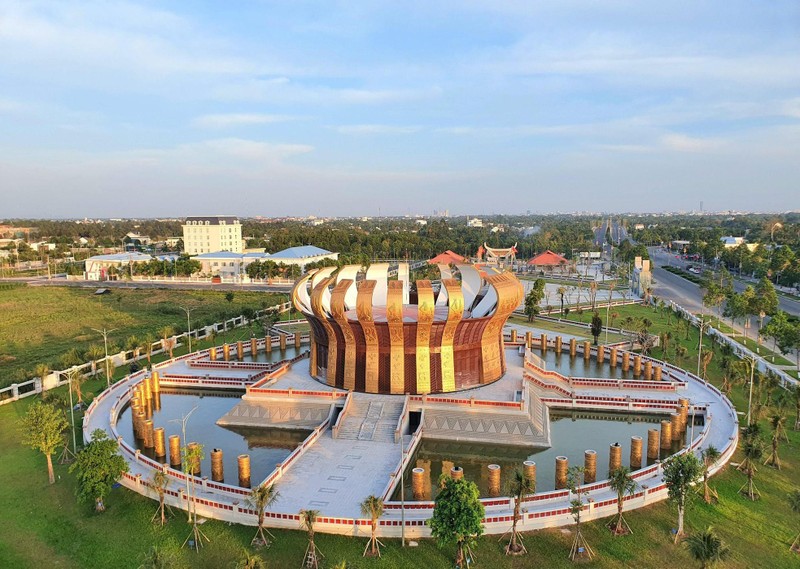 Đền thờ chính cao 19,5m, diện tích gần 1.300m2, có hình khối tròn xây trên nền vuông, tượng trưng cho Trời và Đất.