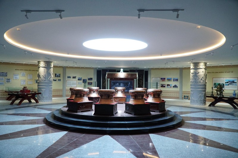 Đặc biệt, nhân dịp lễ khánh thành 7/4 tới đây, các nghệ nhân đến từ Thanh Hóa đã đúc 9 trống đồng mang tên Cửu Long.