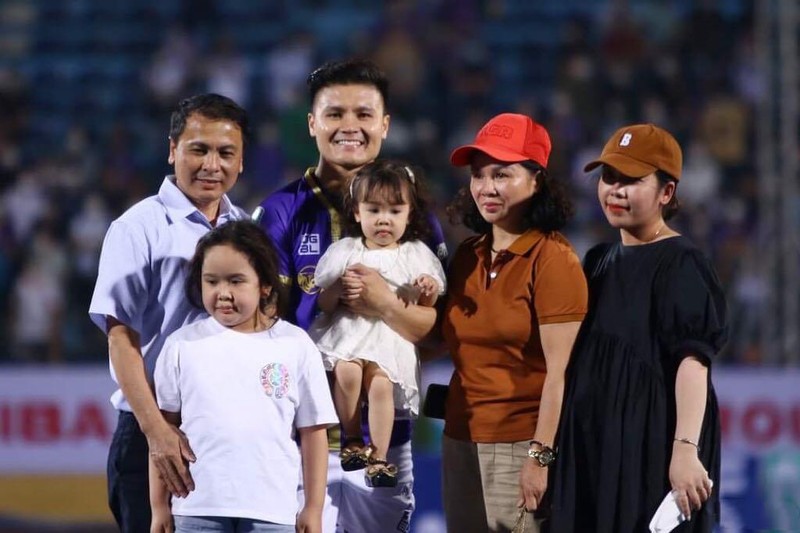 Quang Hải chụp ảnh cùng gia đình