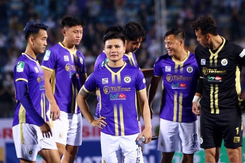 Rất nhiều lần anh phải kìm nén cảm xúc khi phát biểu trong lễ chia tay đội bóng